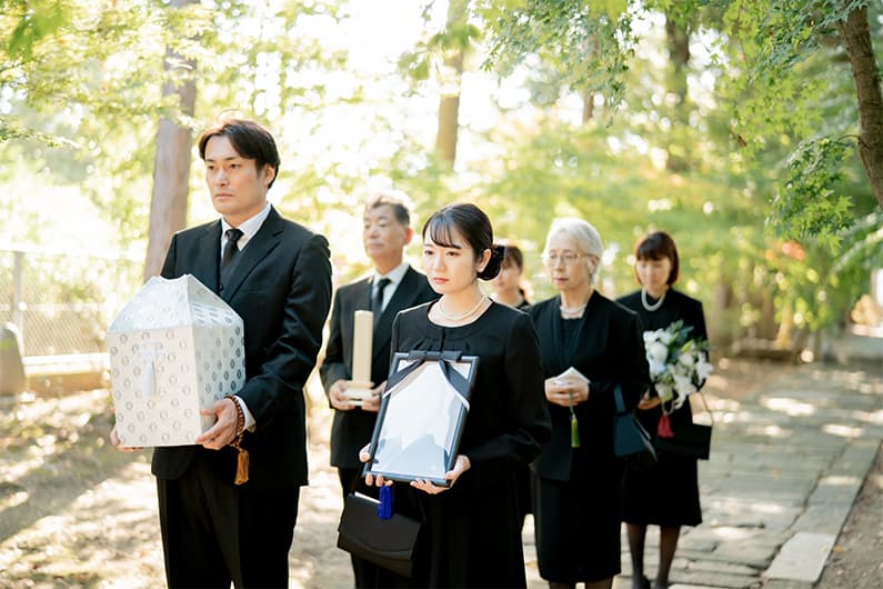 家族葬とは?費用・メリット・注意点やマナーも解説